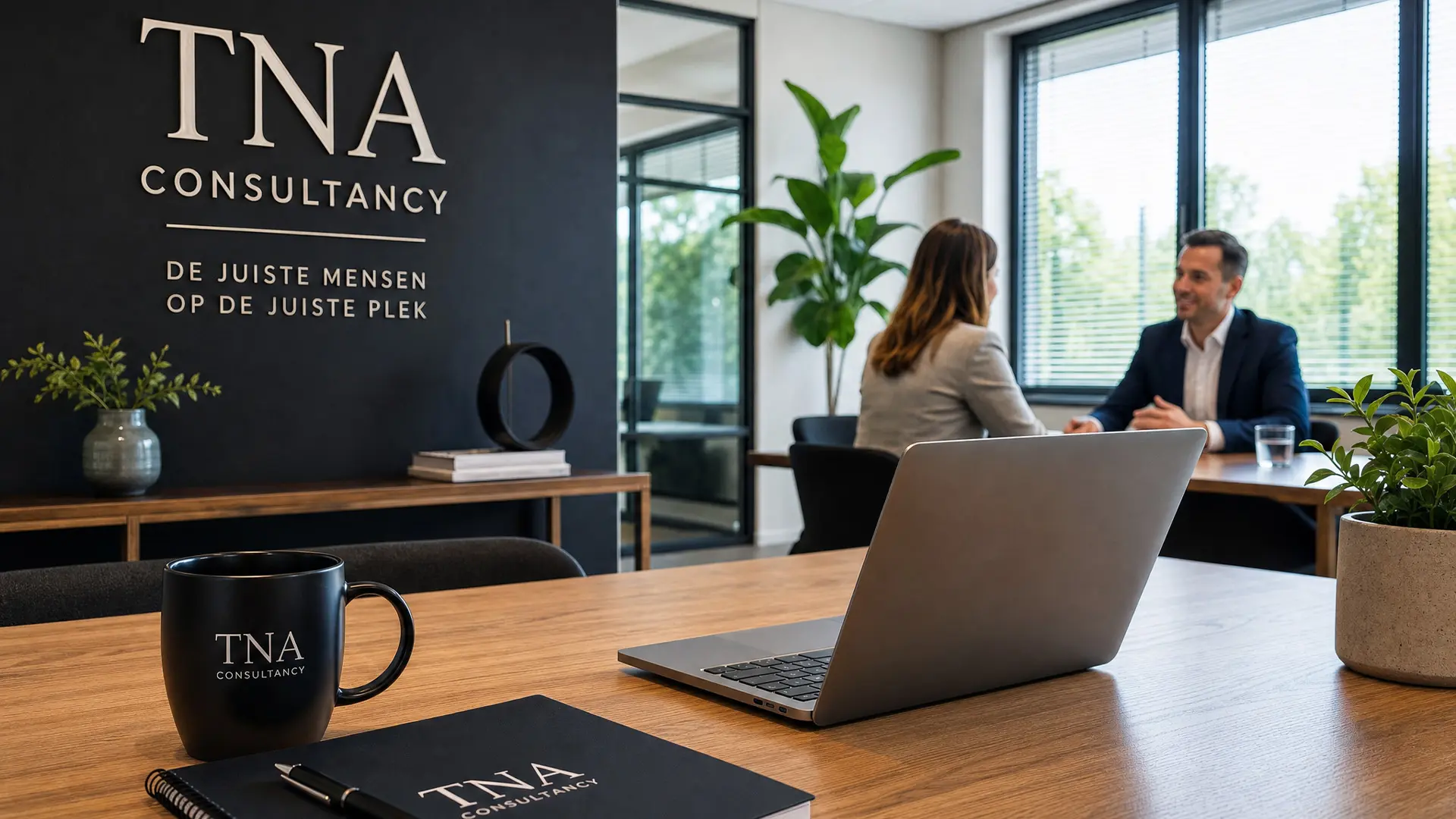 Het kantoor van TNA Consultancy, een kennismakingsgesprek aan tafel.